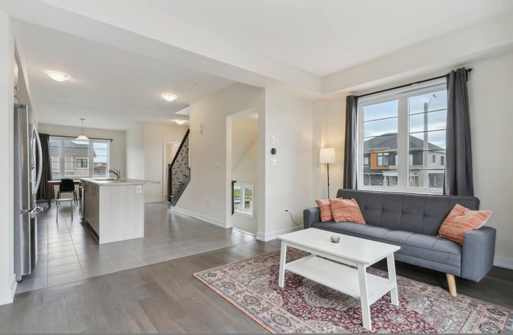 A Brand New 4BR Townhouse in Thorold Retreat