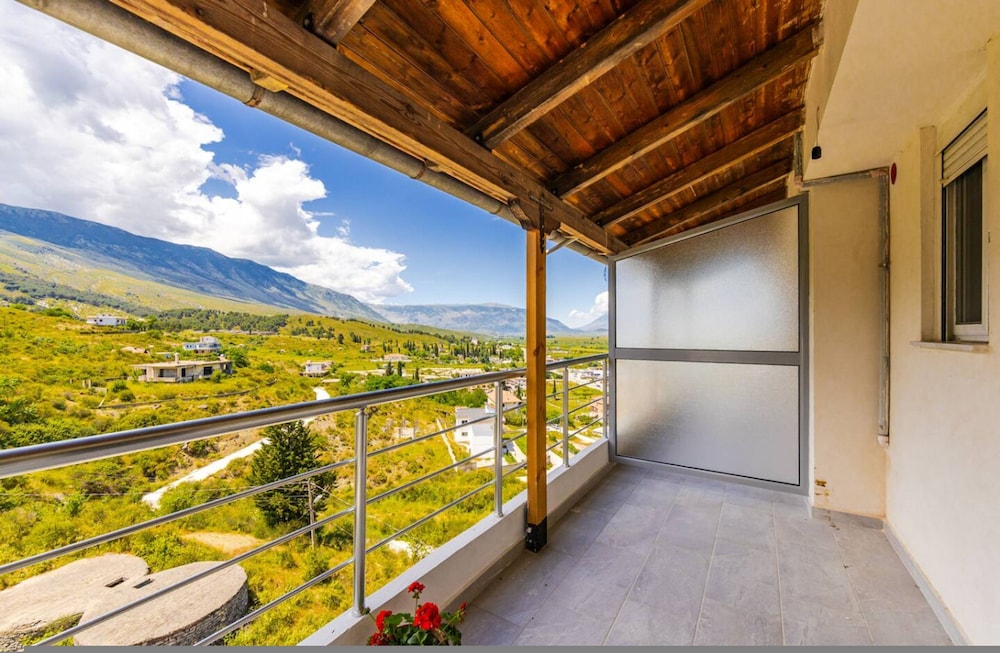 Hillside Apartment Gjirokast r