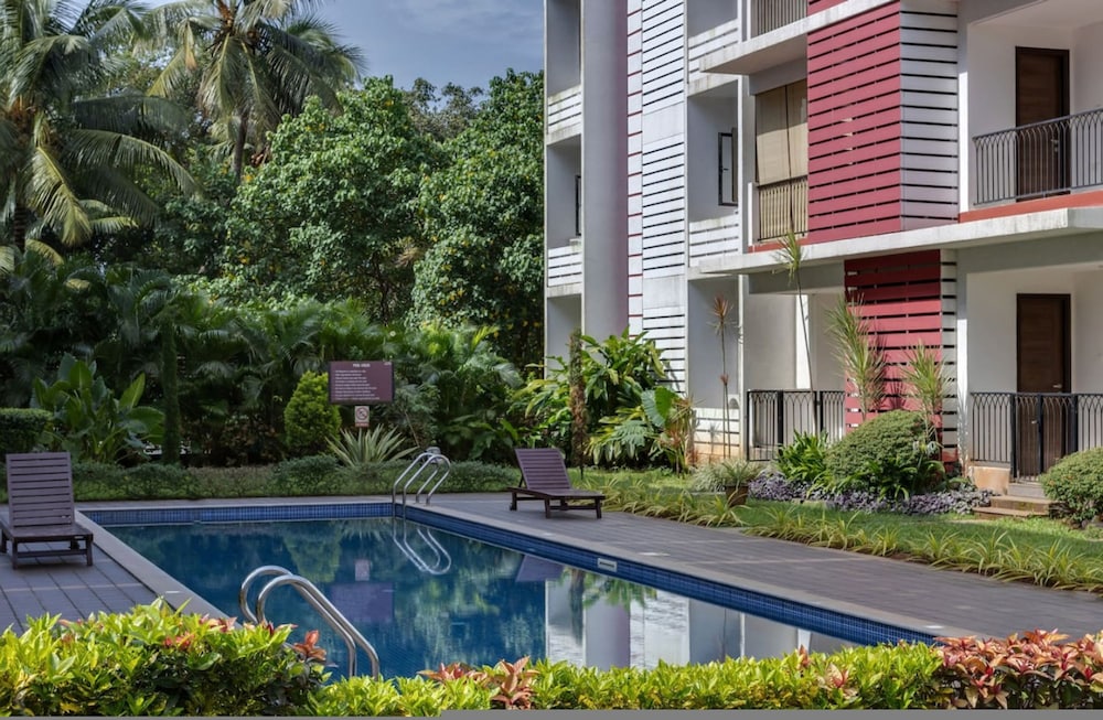 Luxe 1bhk w Pool Sauna 1km to the Beach