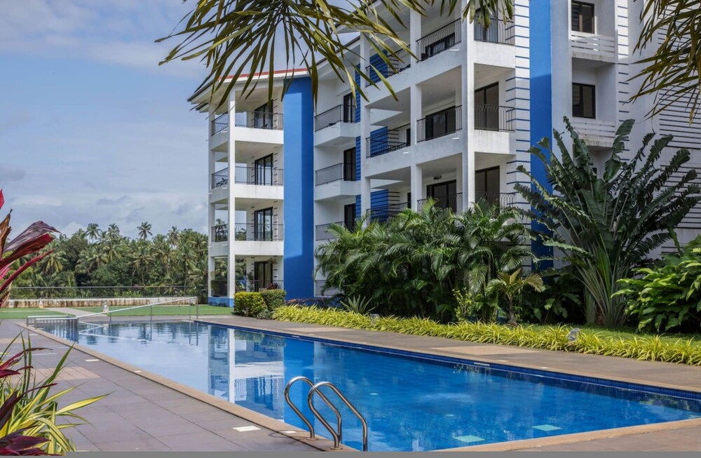 Luxe 1bhk w Pool Sauna 1km to the Beach