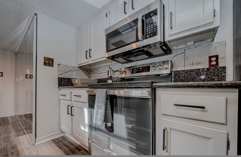 Upscale 1BR Condo in Med Center
