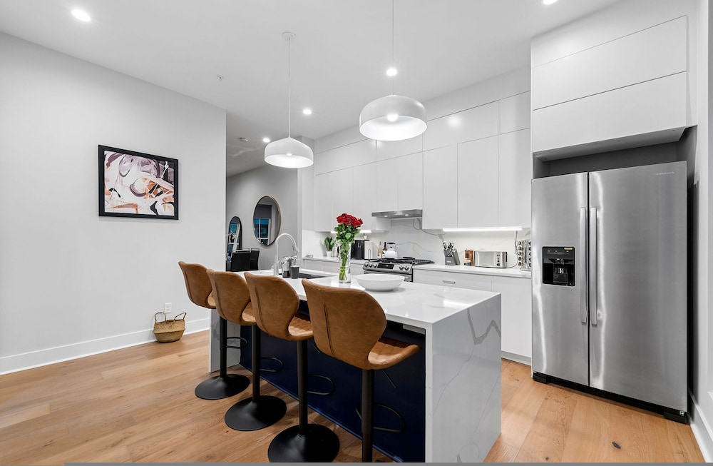 Stylish Midtown Home w Rooftop Views by Silverx