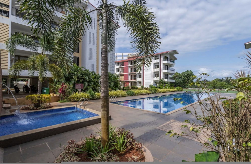 Luxe 1bhk w Pool Sauna 1km to the Beach