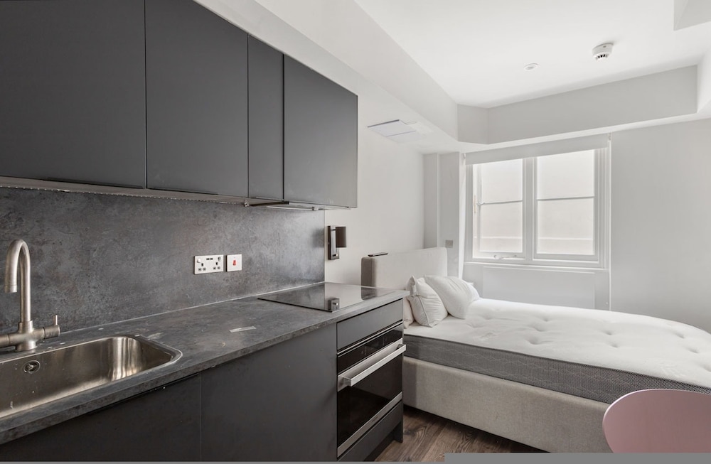 Modern Studio at Inverness Terrace