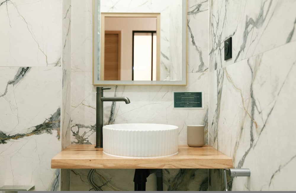 Lavie Maison Central Marais AC Hot Tub