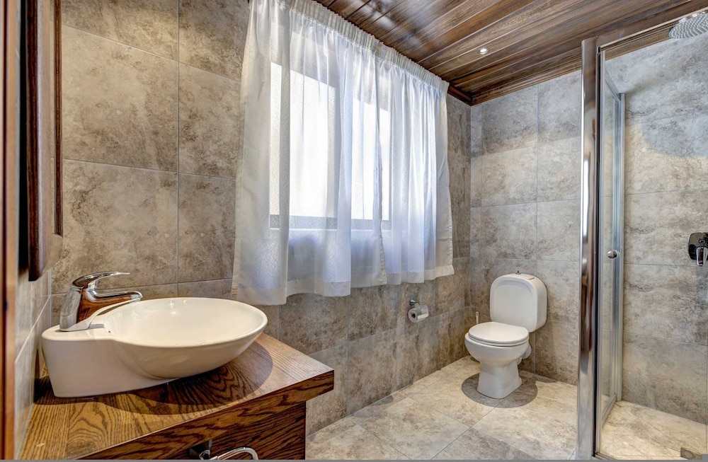 Villa Gardenia - 5 Bedroom Holiday Villa With Pool