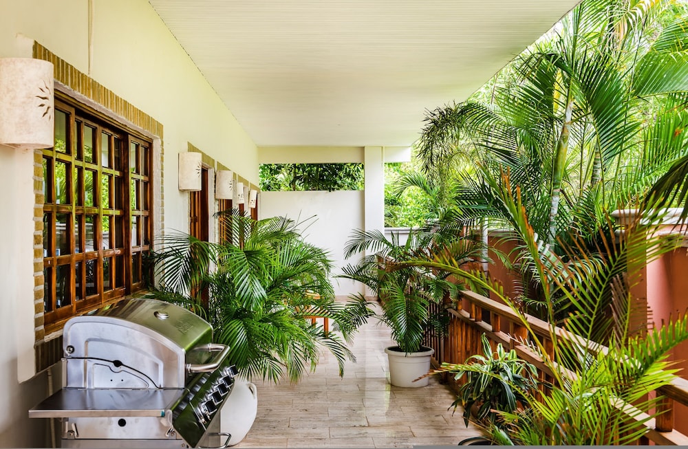 Luxury Beachfront 5 Bedroom Villa on Famous Beach