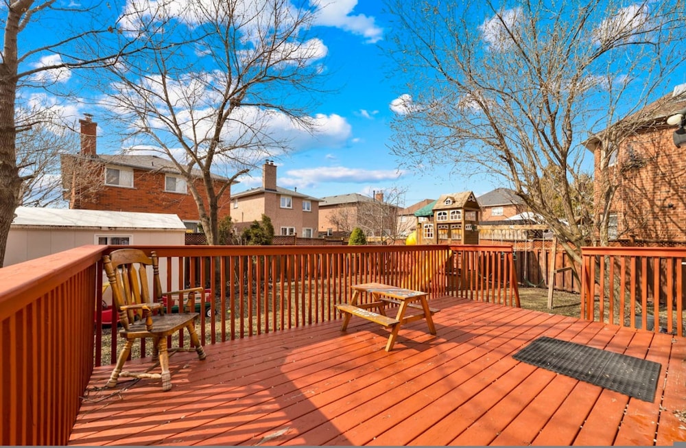 Mississauga Retreat Your Spacious 5-bedroom Home