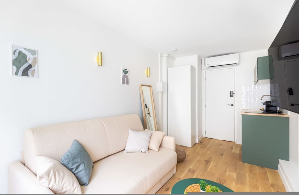 Lavie Maison Equipped Studio Chartrons