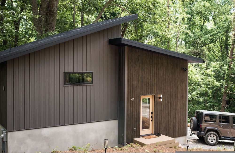 Two Modern Tiny Homes 4 Mile Drive to DT w Hot Tub Haus 50 43