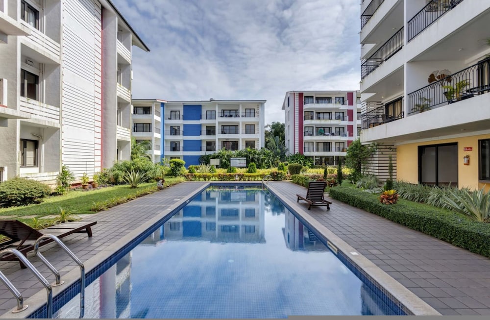 Luxe 1bhk w Pool Sauna 1km to the Beach