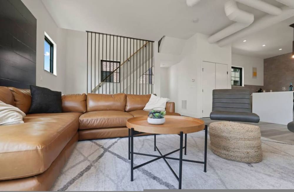 Work Of Art -3 Bedroom Elegant Townhome-columbus