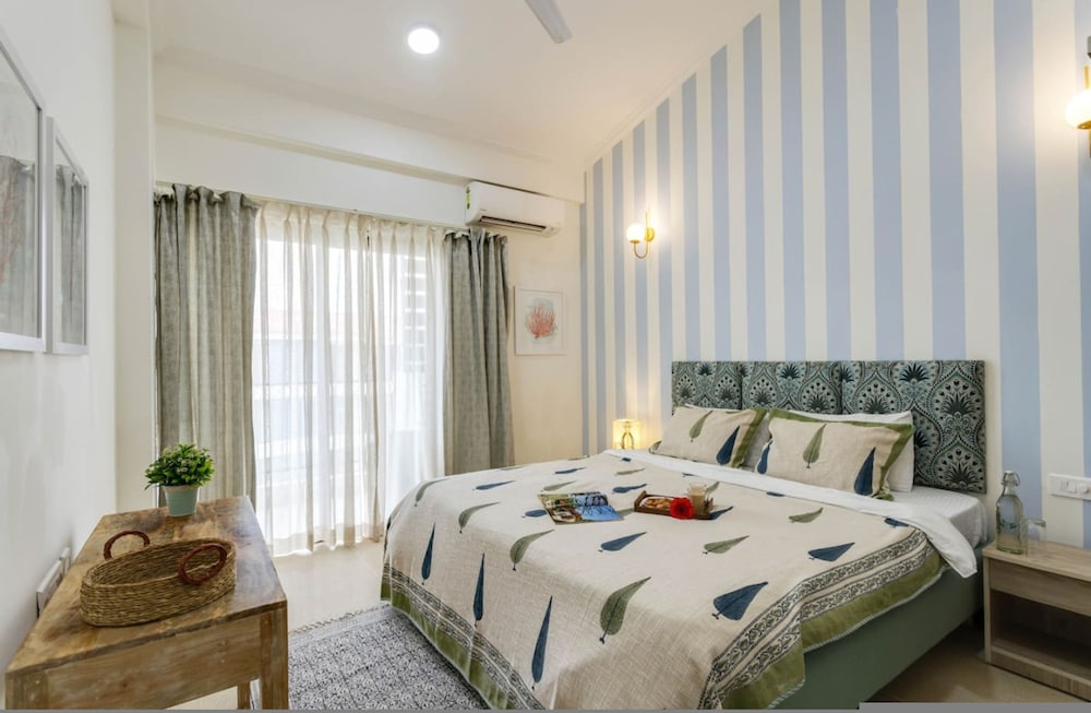 Luxe 1bhk w Pool Sauna 1km to the Beach