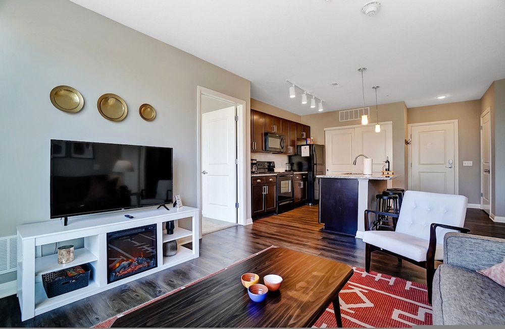 Downtown Designer 2BR Parking W D Gym Pool