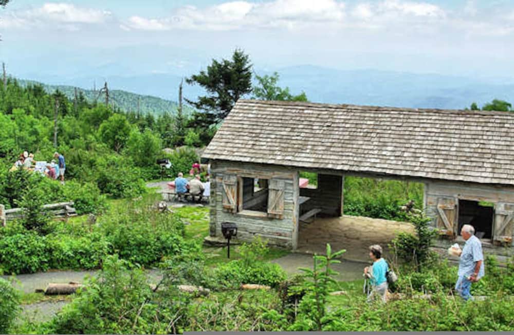 Riverfront Sanctuary Your Mountain Getaway