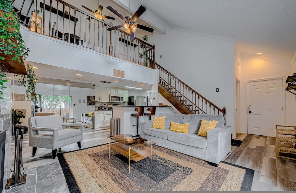 Upscale 1BR Condo in Med Center