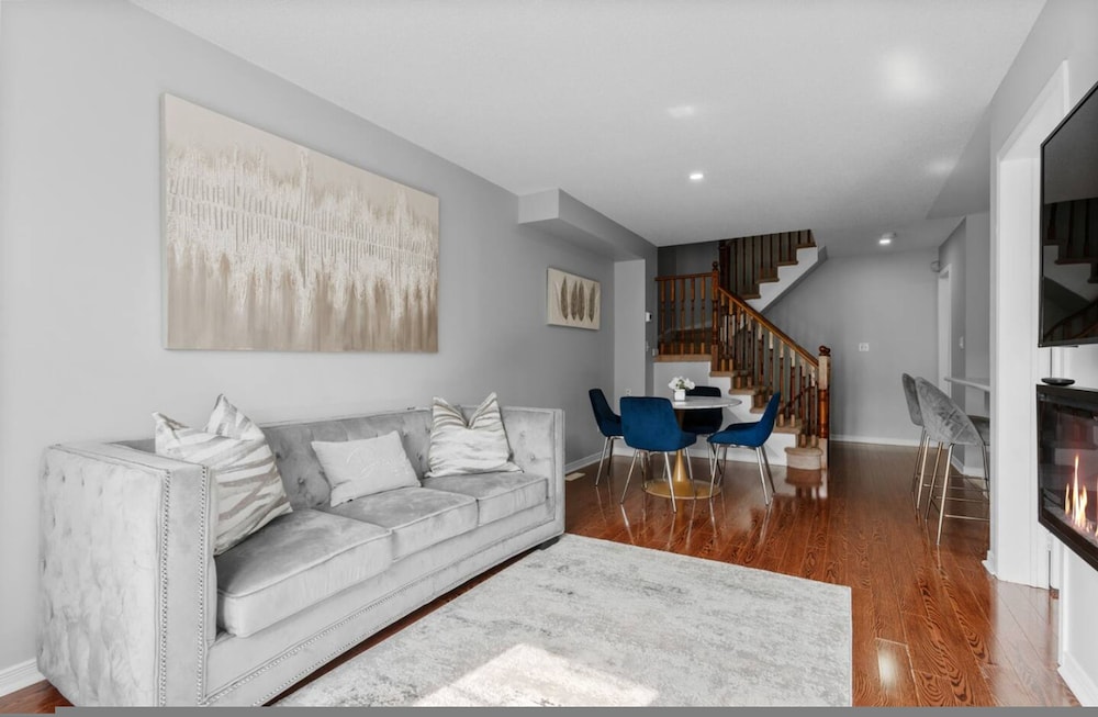 Contemporary 3BR Townhouse in Ajax Cozy Central