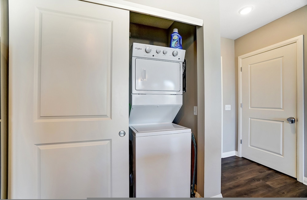 Downtown Designer 2BR Parking W D Gym Pool