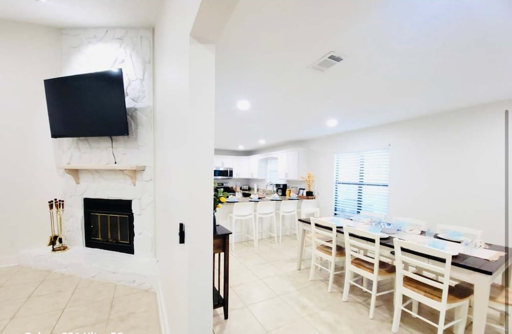 Stunning 4BD Jacuzzi - 4 Min To Beach Panama City