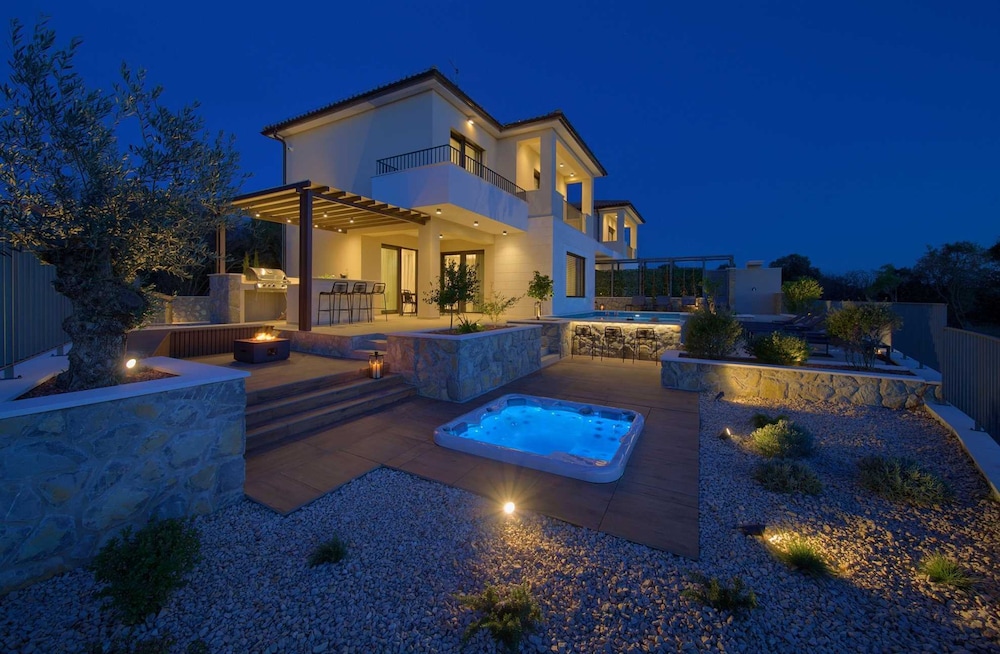 Villa Lady With Heated Pool Jacuzzi and Sauna