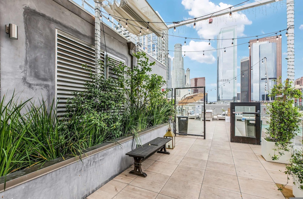 Stylish XL 2br/2ba At HWH by Oneluxstay
