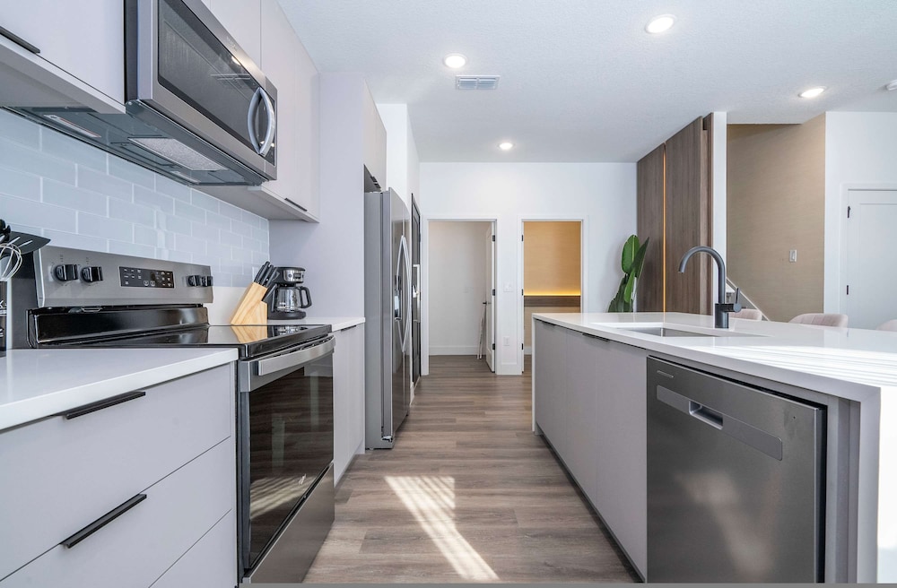 Spacious Modern 4BR Near Theme Parks