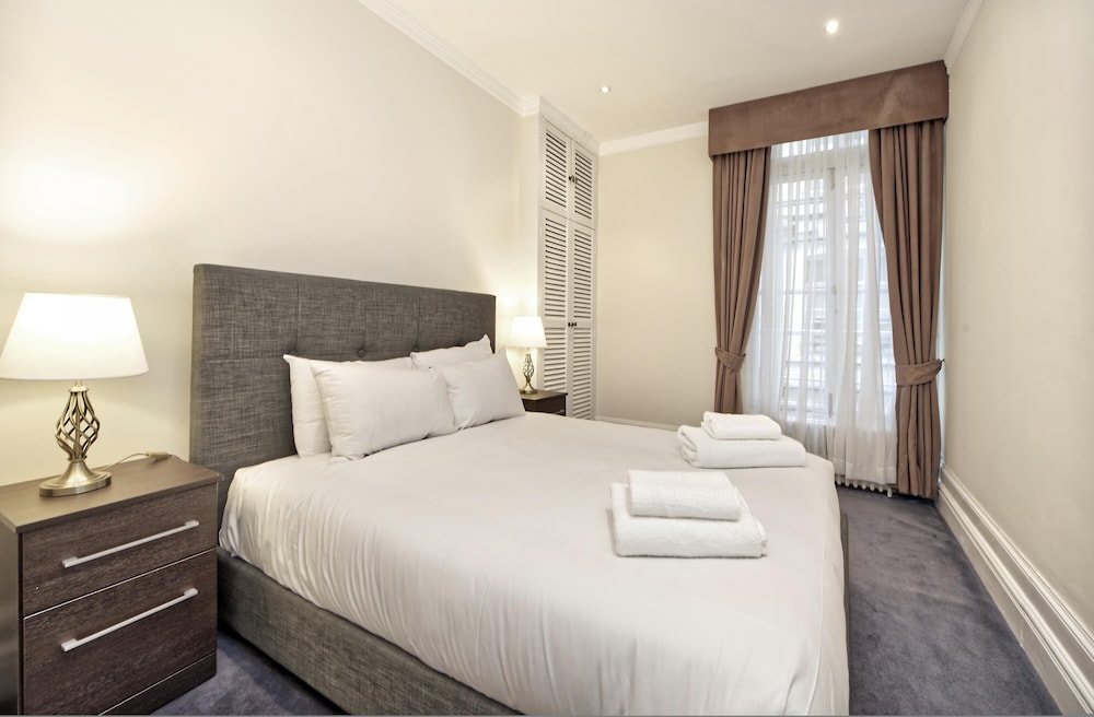 Historic Whitehall Flat in SW1 by Underthedoormat