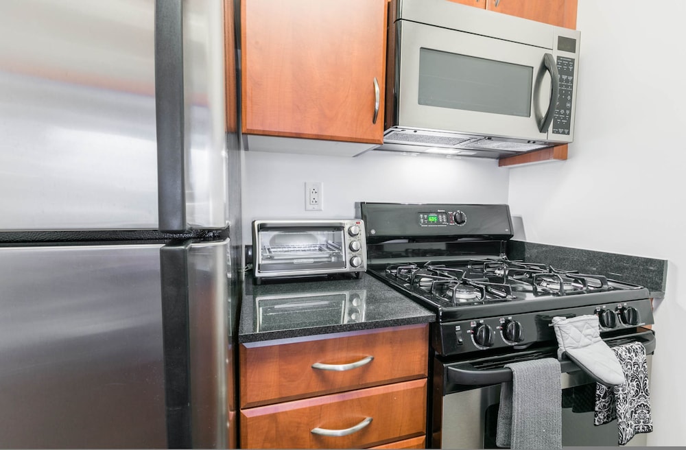 Fully Furnished 1BR in Murray Hills