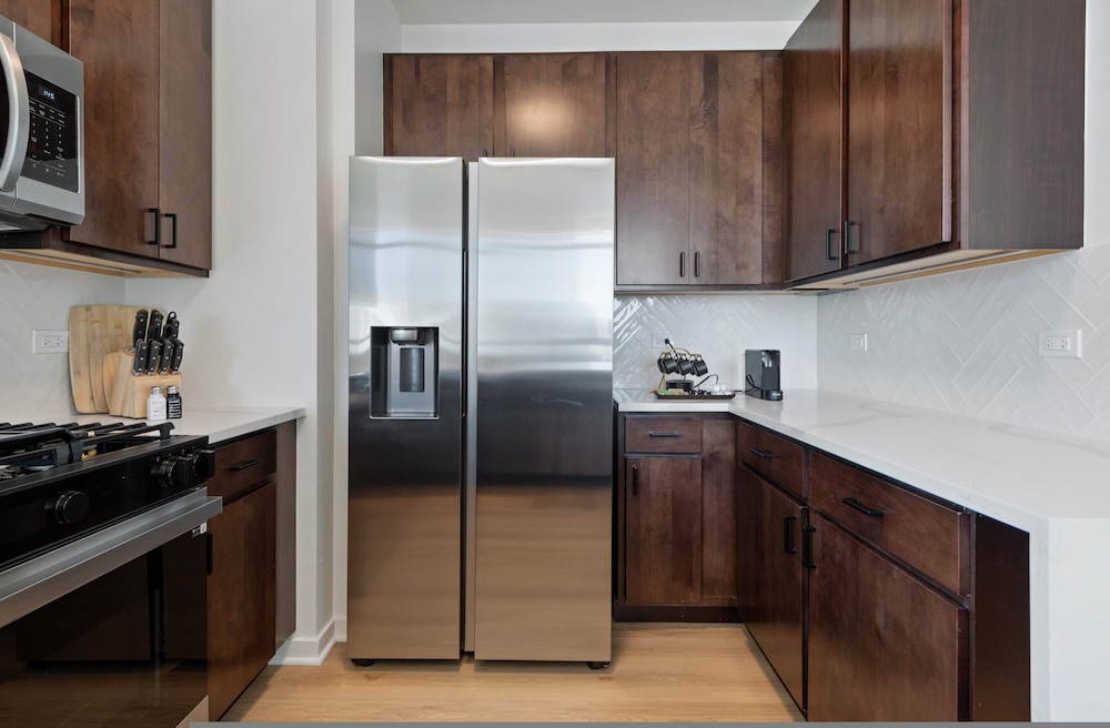 West Loop Grand Penthouse 3BR Best Views