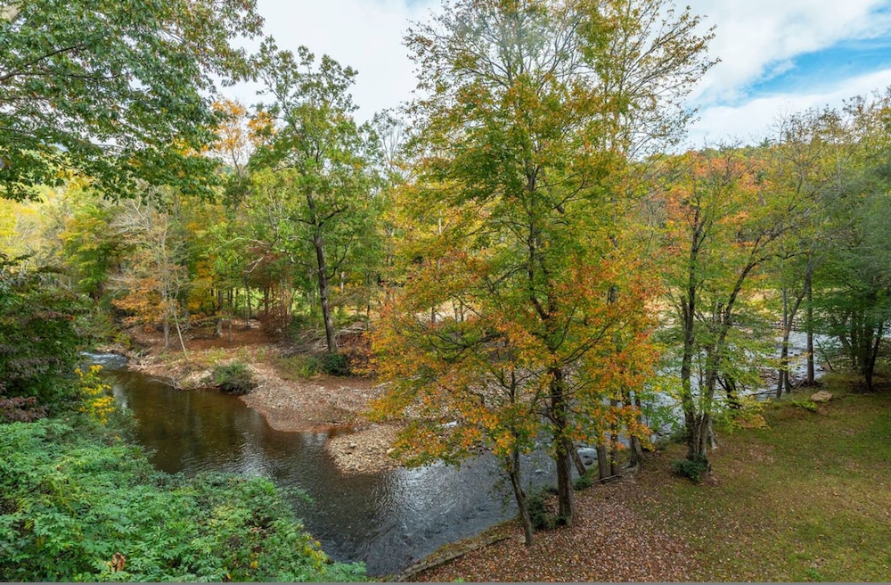 Riverfront Sanctuary Your Mountain Getaway