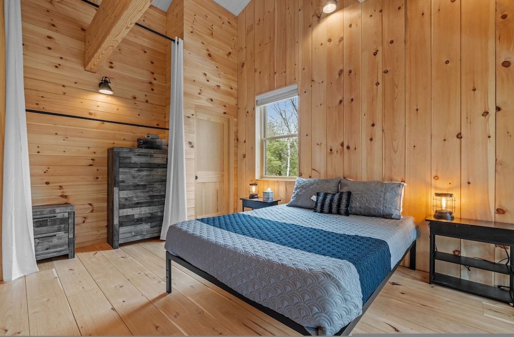 Ski Cabin w Hot Tub Gas Fireplace Near Cranmore