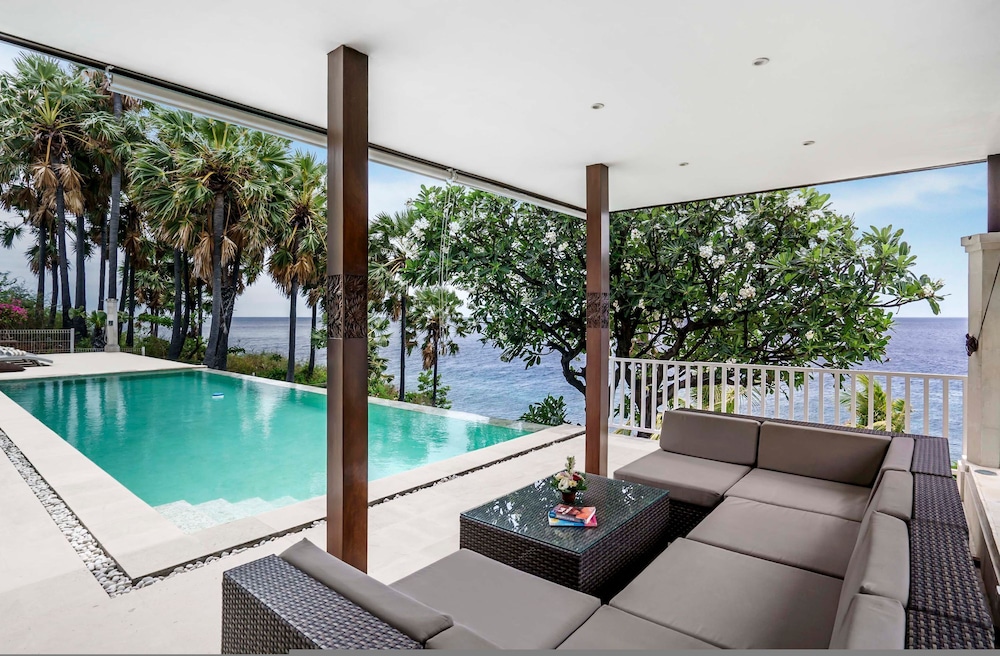 Villa Eden Roc by Alfred in Bali - Luxury Beachfront 3BR Villa With Infinity Pool Amed