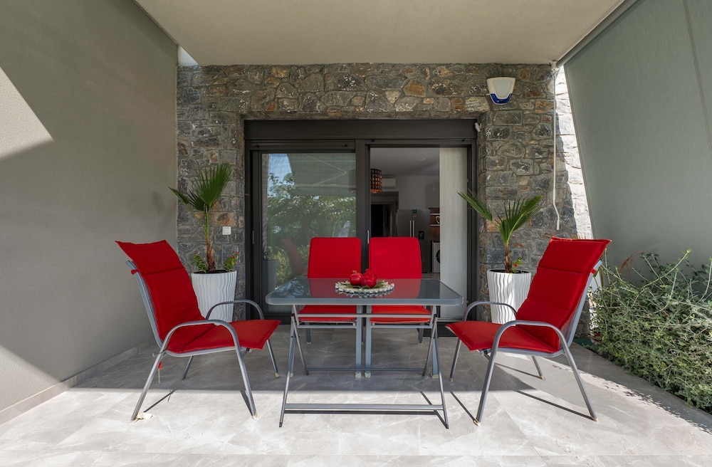 Luxury Olea Valley Apartment - Nikiti Poolside Gem