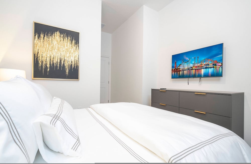 Brand NEW 12bedrooms 12bathroom At Paradiso Grande