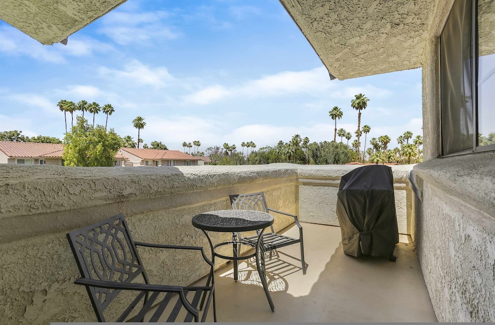 Stylish Condo With Panoramic View Community Pool