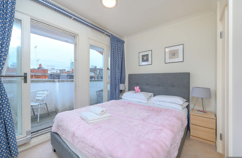 The Aristocrat - Fitzrovia - by Frankie Says