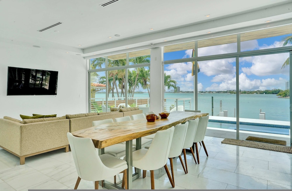 Miami Stunning Waterfront Villa Escape