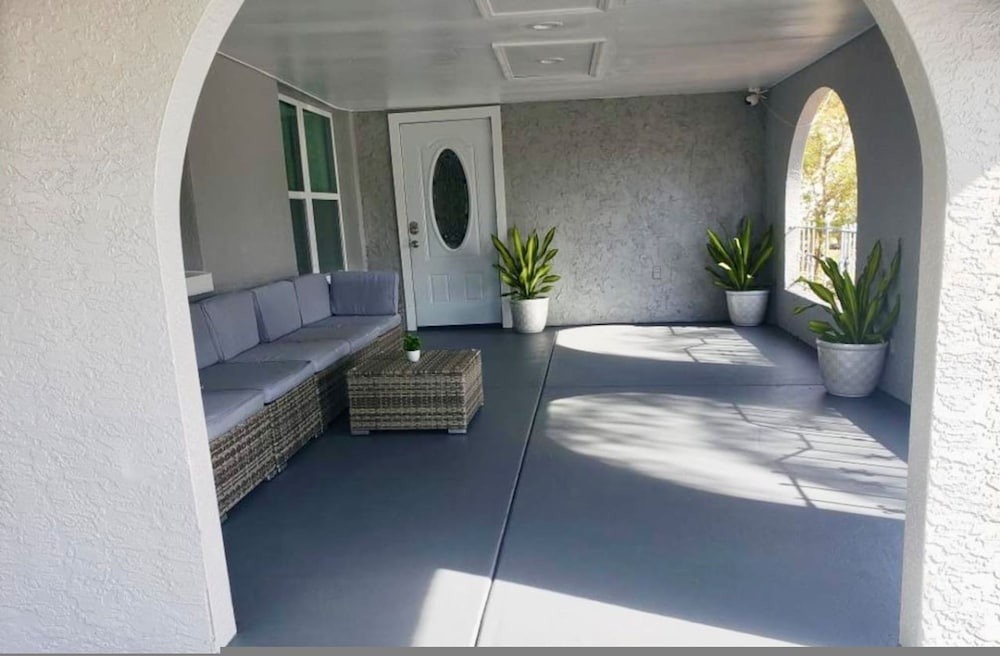 New Fresh House in Seminole Close to Beach