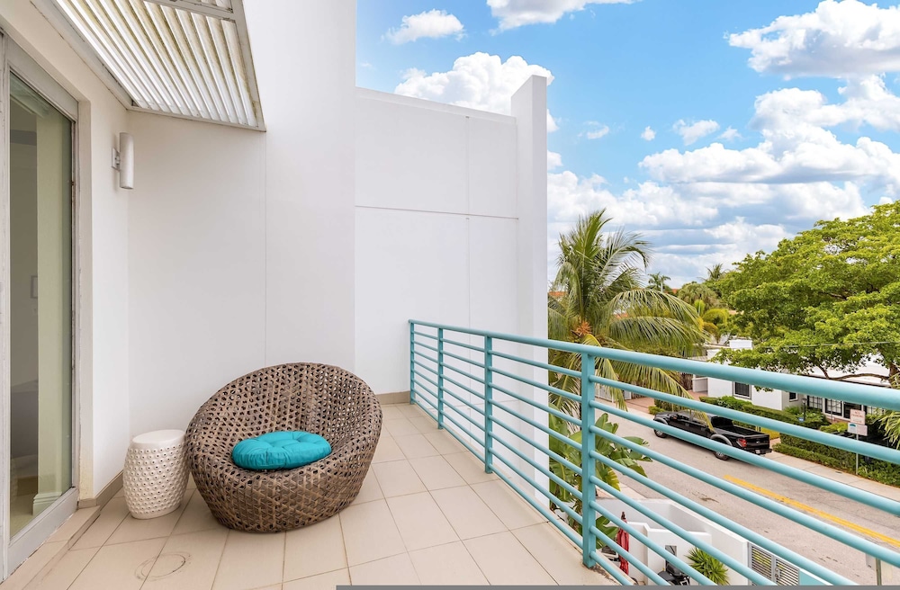 NEW 3-story Townhome With Pool Room Expansive Balcony Seconds Away From Las Olas