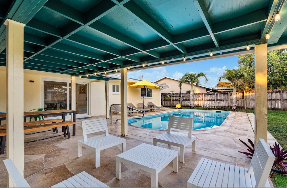 4BR With Private Pool and Game Room - Prime Location