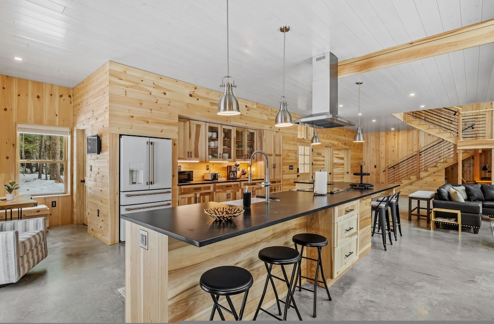 Ski Cabin w Hot Tub Gas Fireplace Near Cranmore