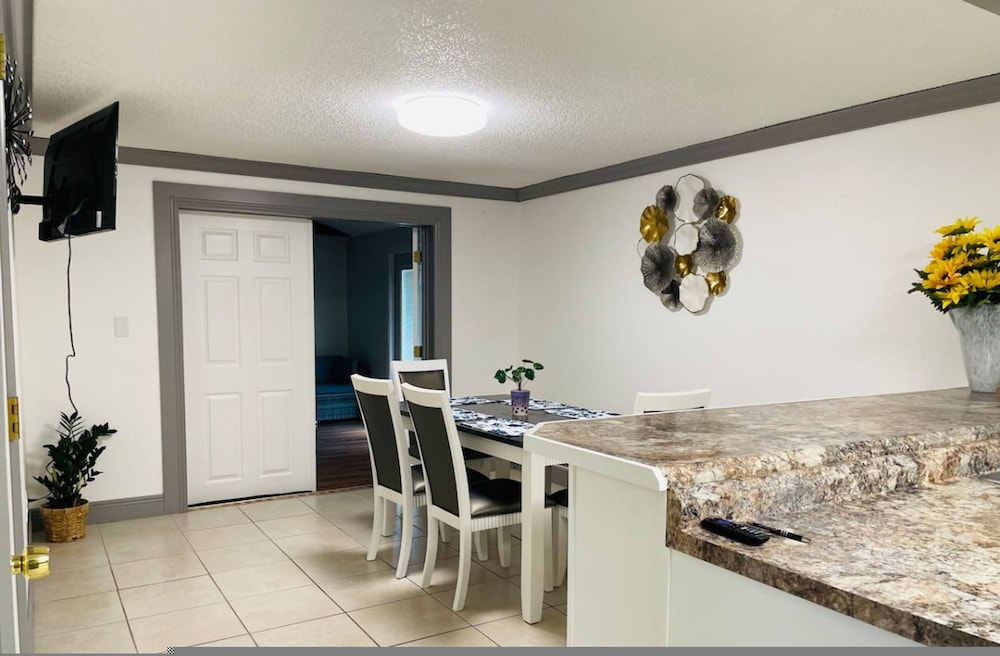 Home Close to Saint Pete Pier Quiet Spacious