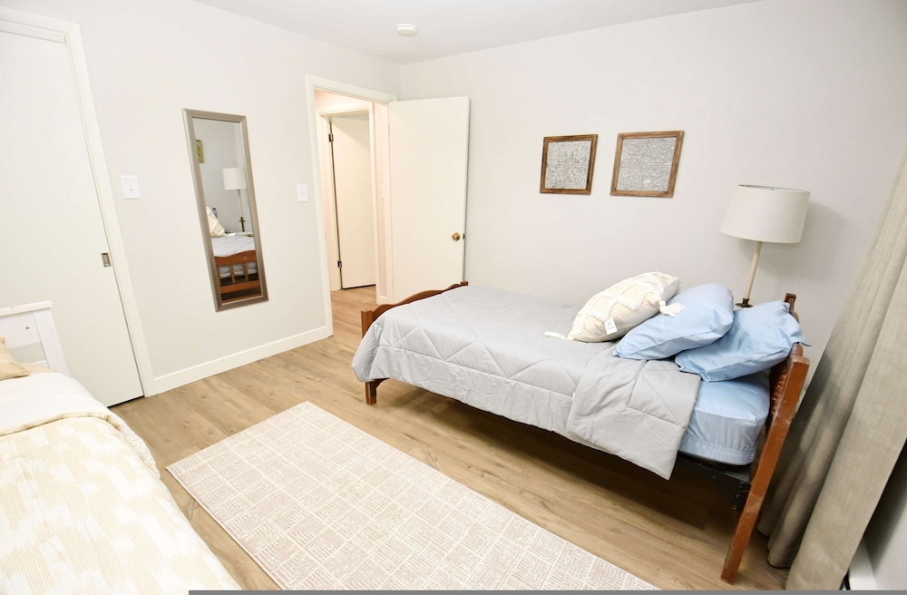 Mid Century Modern With Modern Touches 10 min Walk to Notre Dame 1831
