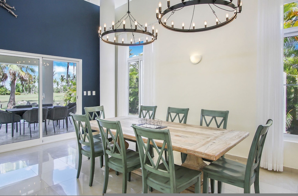 Luxury Golf Villa in Bavaro Cocotal Palma Real Pool Jacuzzi Staff