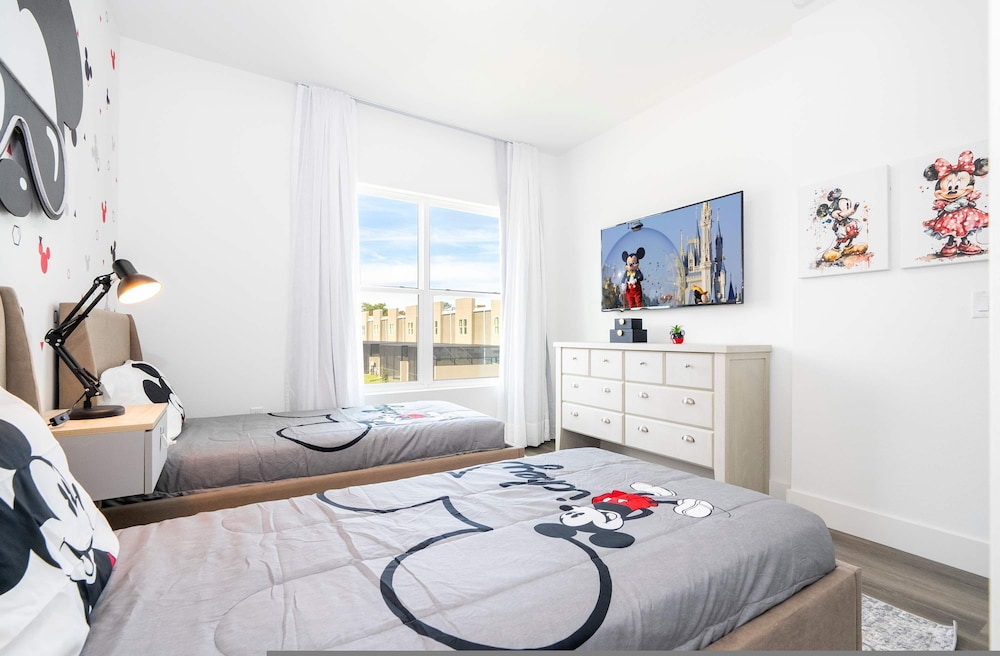 Elegant 4BR Stay Near Disney Parks