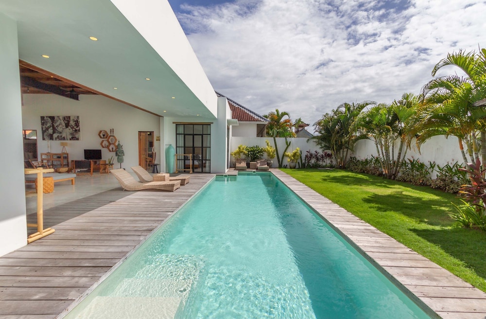 Villa Maje by Alfred in Bali - Tropical 3BD Villa w Pool Near Batu Belig Beach