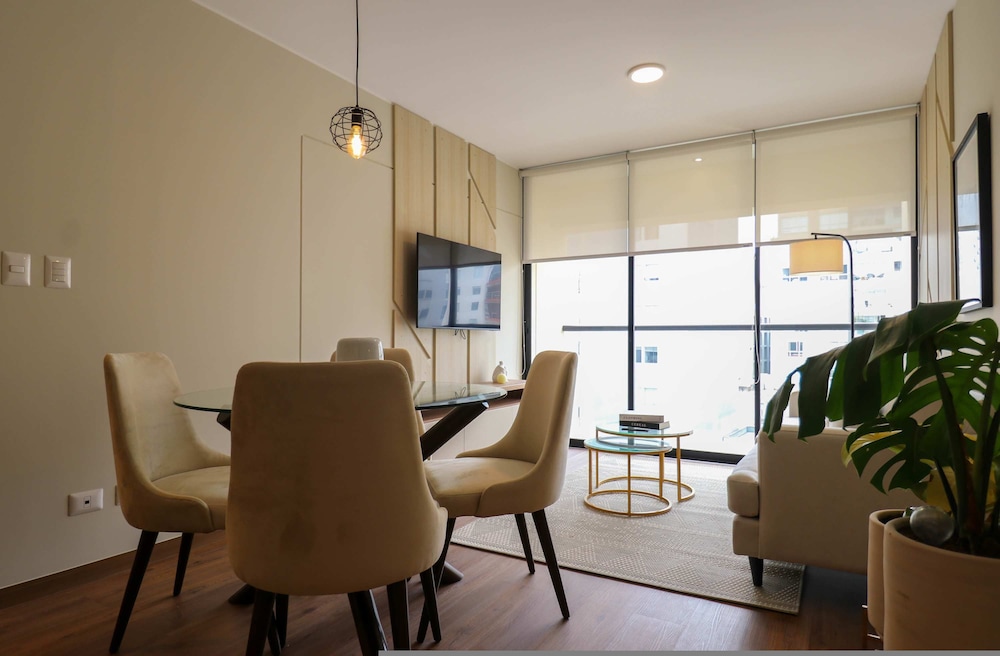 w Radiant 2BR w Great Balcony Near Kennedy Park