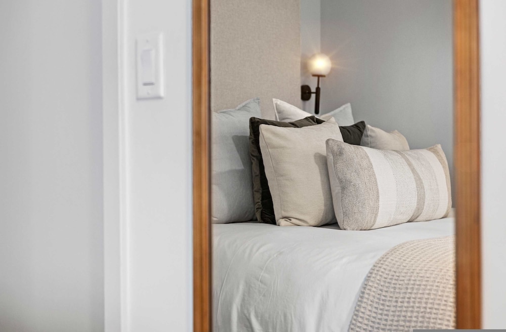 NEW Downtown Luxe King Suite Sauna Pool Access