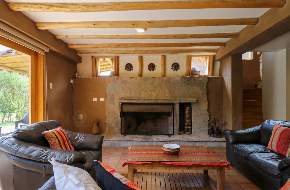 w Prestigious 3BR House in Villa Sagrado