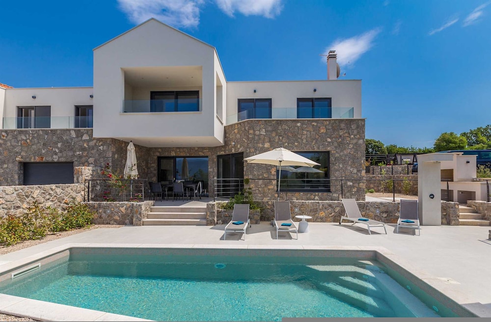Villa Verena With Heated Pool